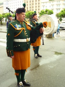 Pipe Band prepare to lead parade to Shrine