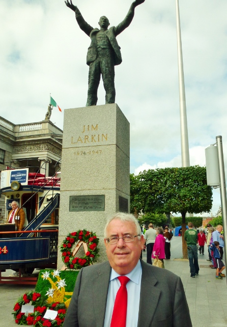 Joe Costello TD, Minister for Trade & Development at Jim Larkin statue Photo: © Michael Fisher (NUJ)