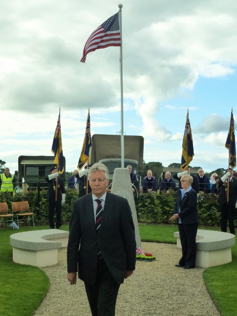 NI First Minister Peter Robinson lays a wreath at the Lisnabreeny memorial Photo: © Michael Fisher