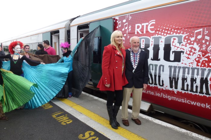 'Birds of Paradise' with town Mayor Mick Deely greet RTÉ's Miriam O'Callaghan at Newbridge Photo: © Michael Fisher