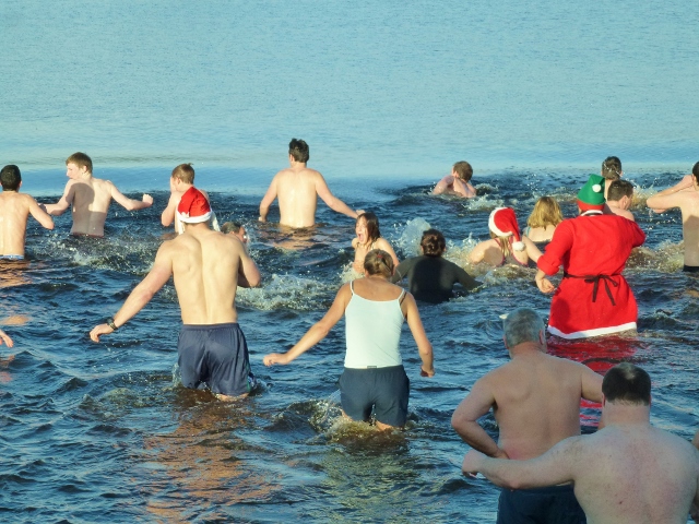 3-2-1- and they're off for the Emy Lake dip  Photo: © Michael Fisher